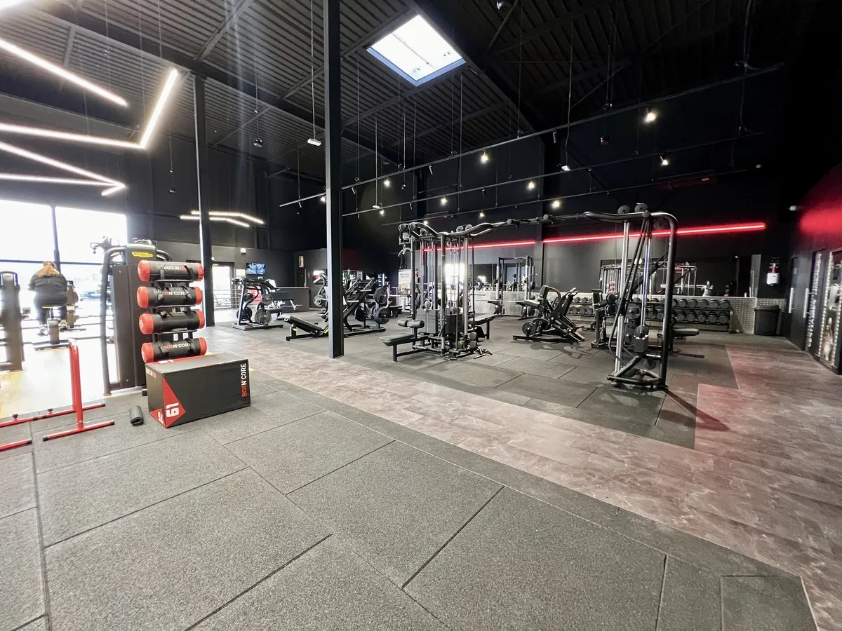 Espace musculation de Fitness Arena : machines guidées et charges libres