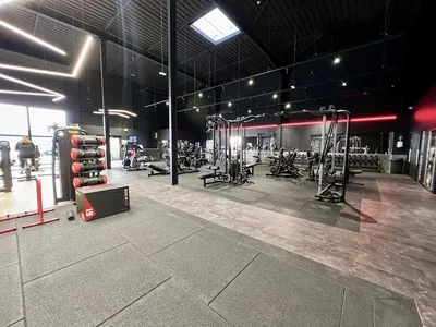 Espace musculation avec bandeau LED rouge du club de Douains