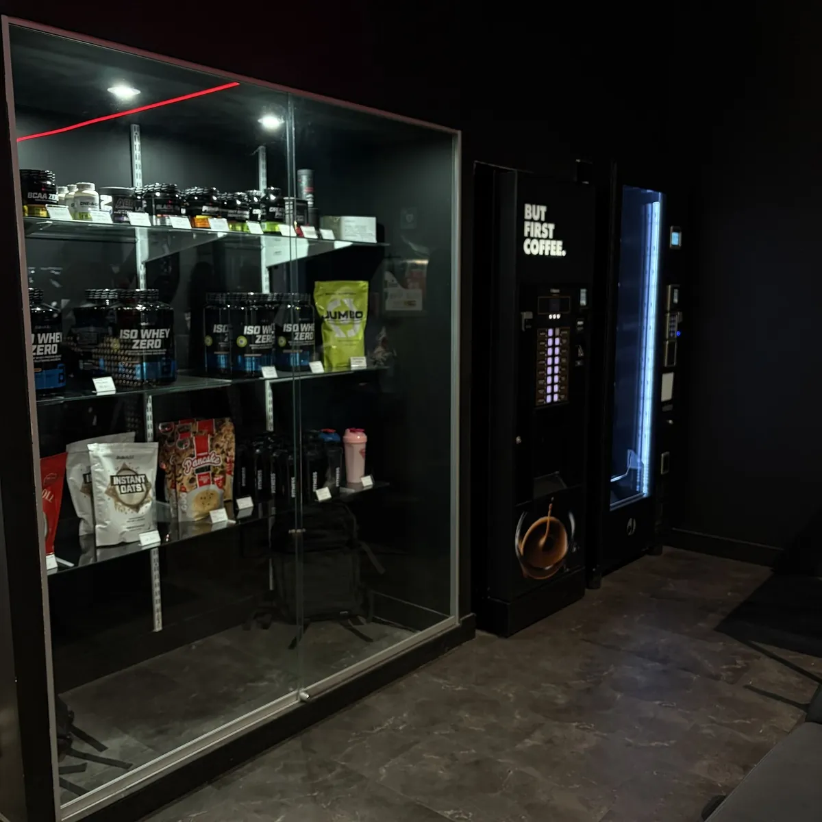Vitrine de compléments alimentaires disponibles en salle chez Fitness Arena