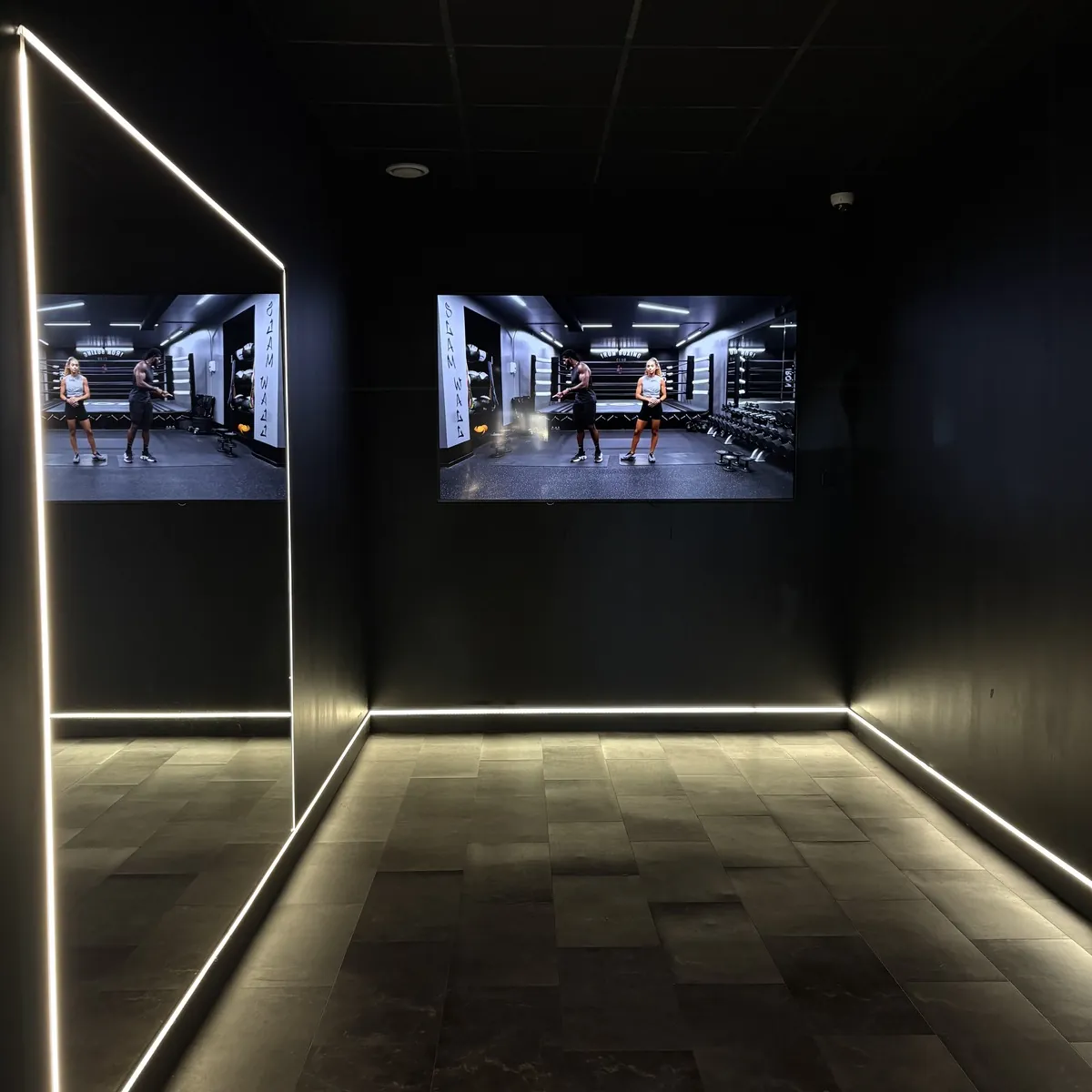Salle abdos et stretching avec écran géant chez Fitness Arena