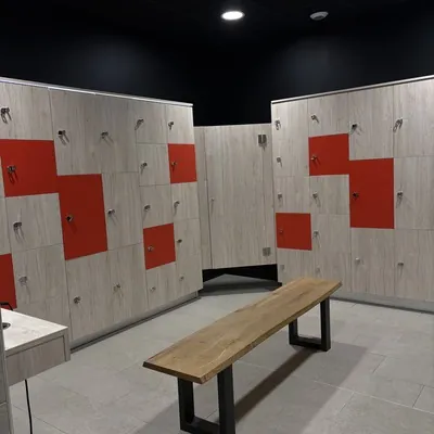 Vestiaires modernes de la salle de sport de Douains